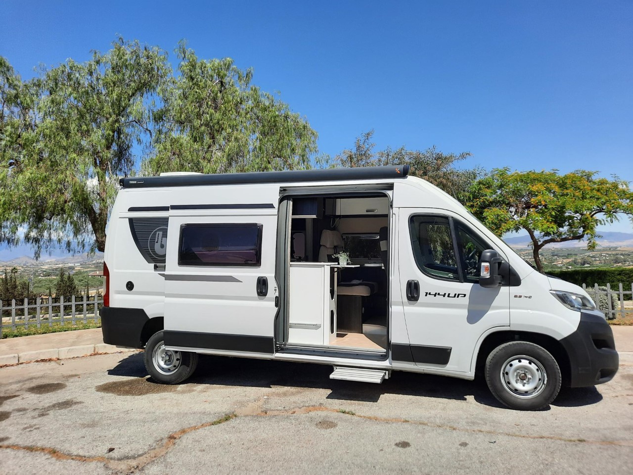 Goed onderhouden camper huren in Spanje voor vakantie langs de kust